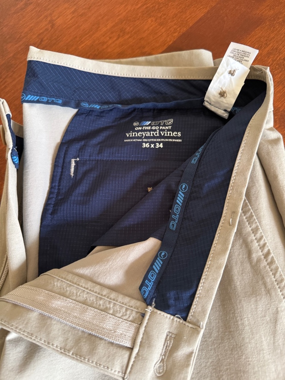 Vineyard Vines Men’s On-The-Go Chinos in Khaki with Navy Waistband. Size 36/34
